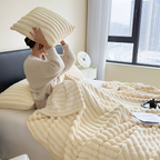 Ultra-weiche Fleece Kusheldecke mit Elastischen Streifen - Vielseitige Decke für Wohnzimmer, Schlafzimmer und Reisen